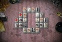 Mahjong kicsit másként, Al Caponéval a gengszterek királyával.Most a hagyományos köveken bilincsek, puskák és a legnagyobb maffiózó jelenik meg.